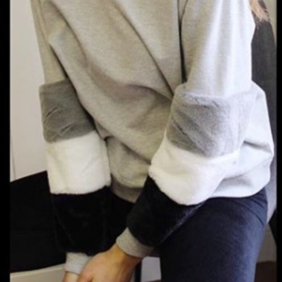 RD Style Gray Sweatshirt w/Faux Fur Cuffs XS - NWT - Picture 5 of 5
